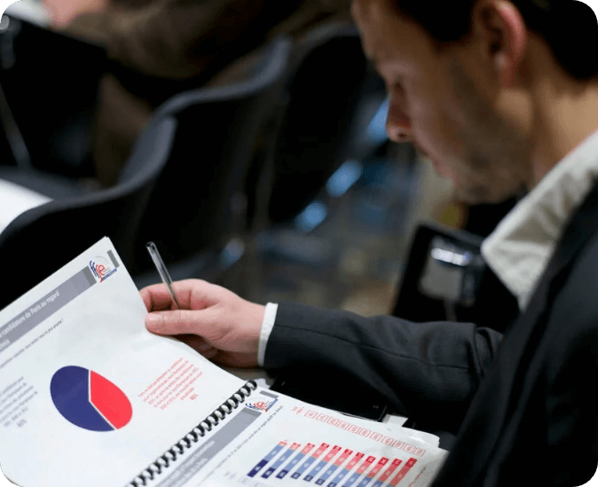 Personnes en train de consulter un document